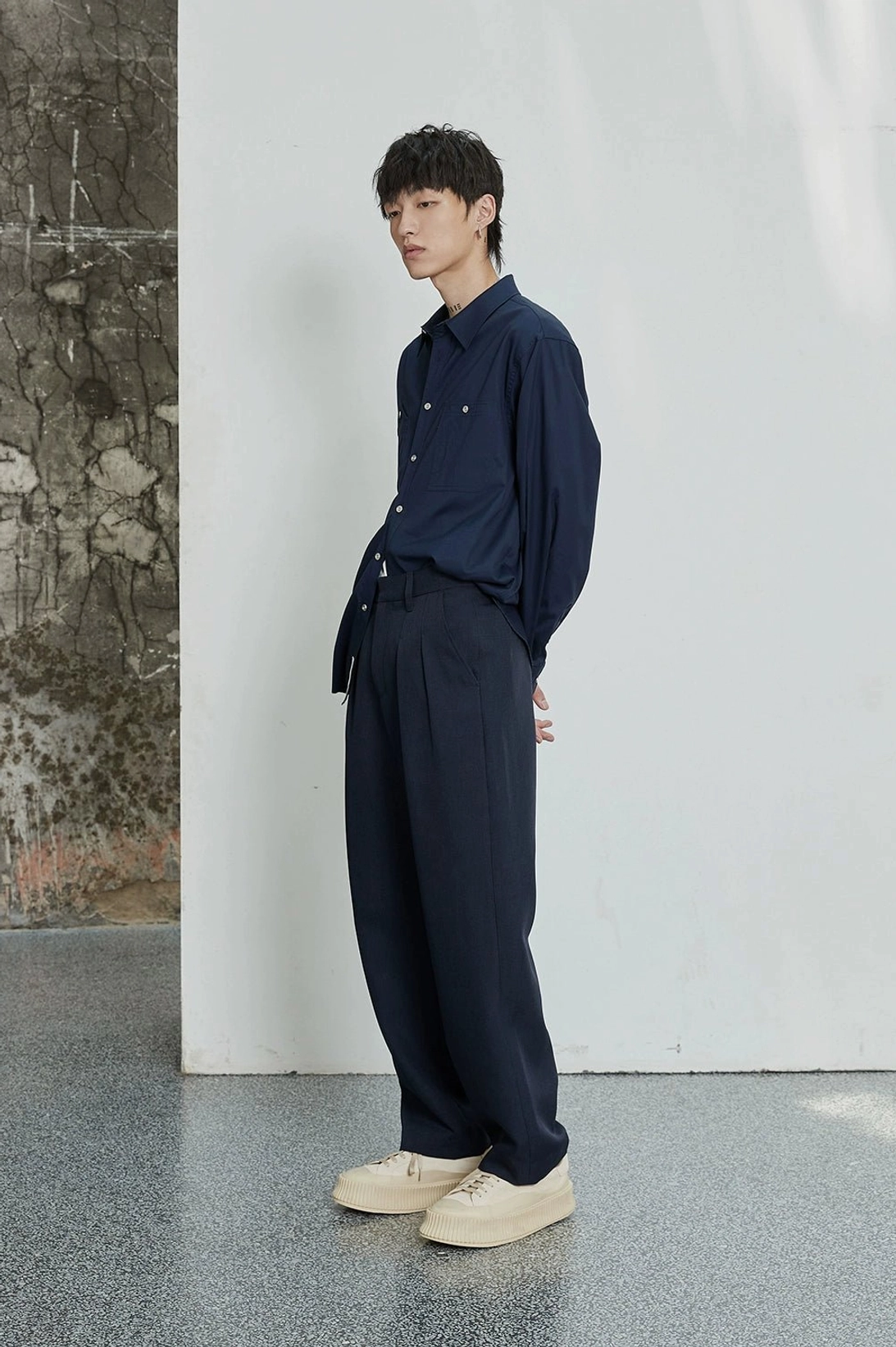 Relaxed straight-leg trousers with dimensional fitting and modern tailored streetwear character