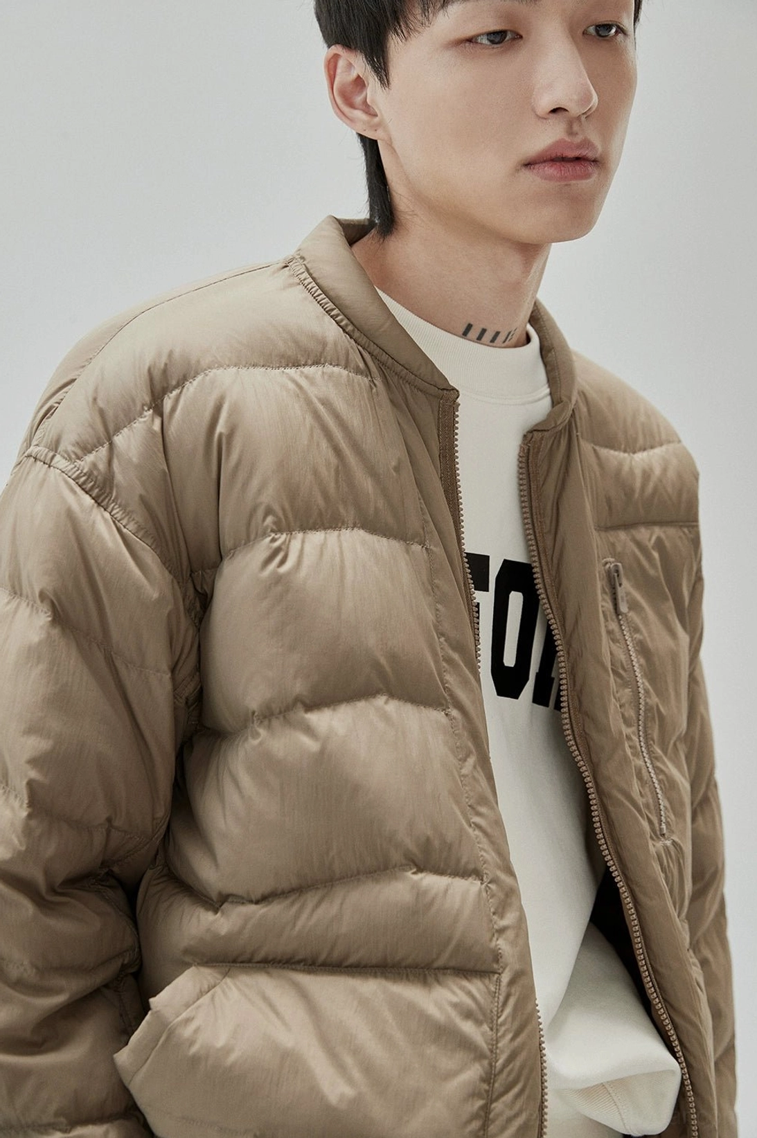 Relaxed streetwear sweatshirt with comfortable crew neckline and reinforced double-needle stitching