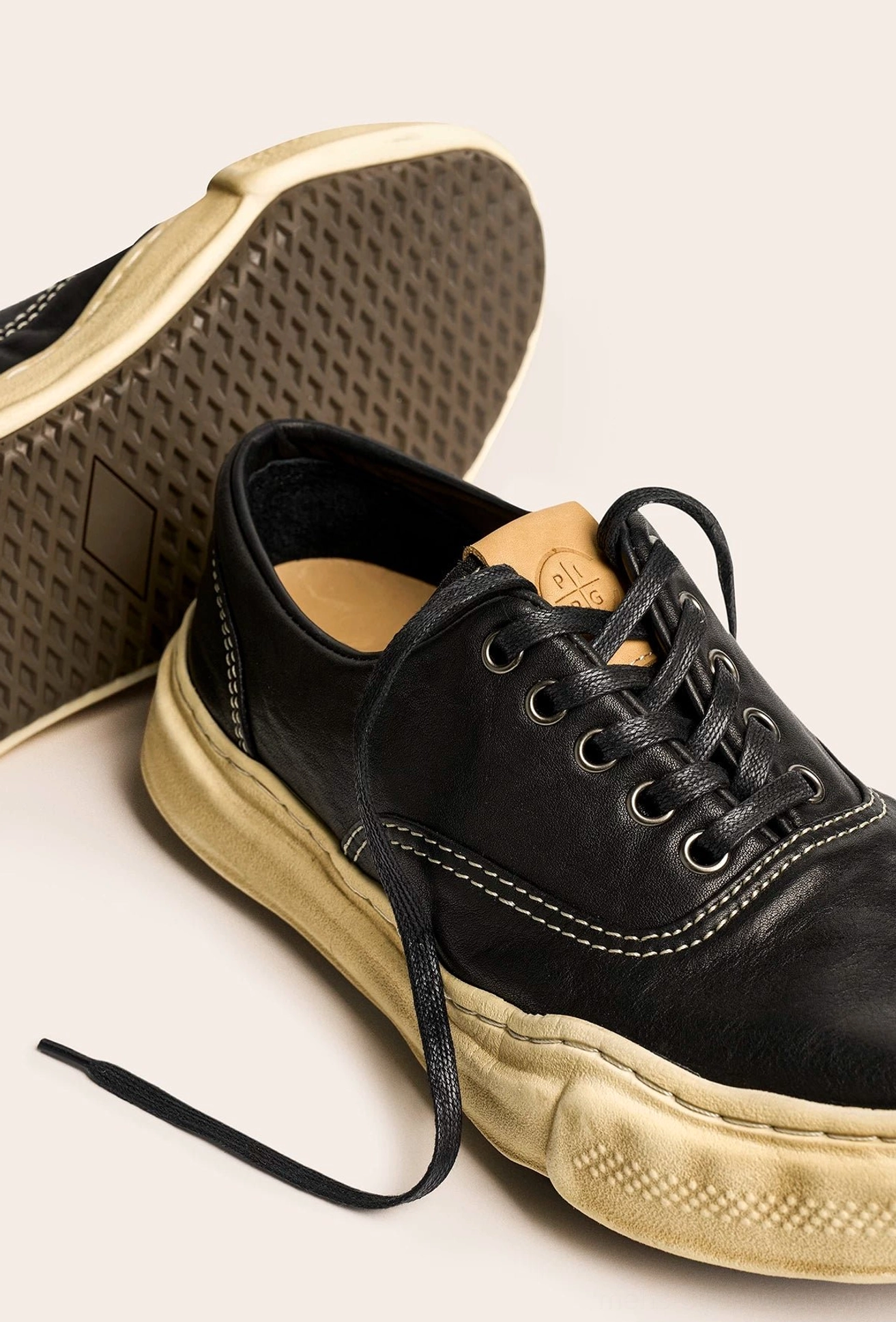 Retro dissolved sole leather sneakers designed for Korean fashion, Japanese casualwear, workwear outfits, and everyday city street style