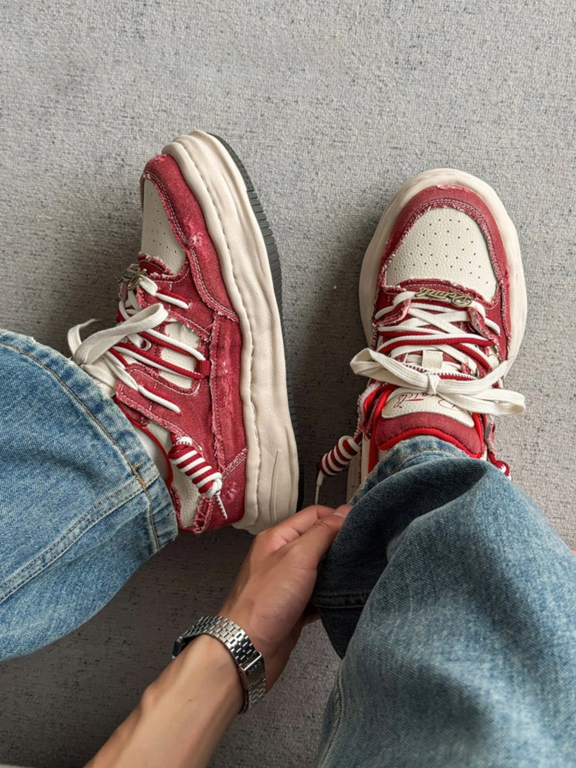 Retro two-tone denim sneakers with distressed washed texture and chunky platform sole for Korean-inspired street fashion