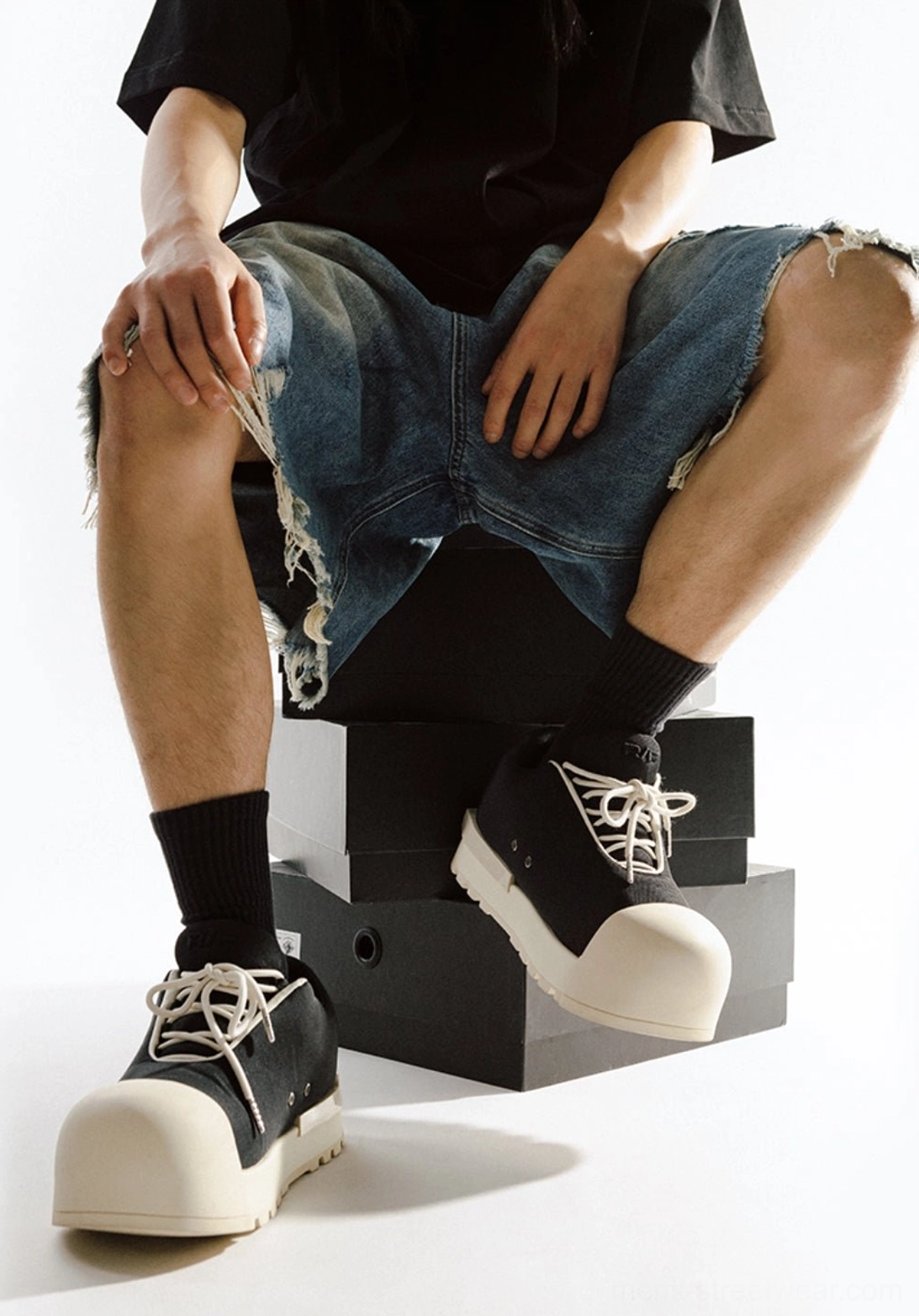Model wearing black and off-white lace-up platform low boots with casual Seoul streetwear styling