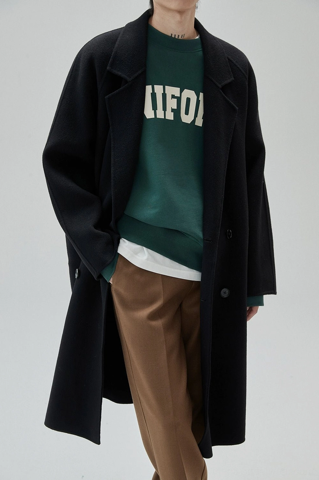 Seoul-inspired casual crewneck sweatshirt featuring arched UNIFORM chest lettering