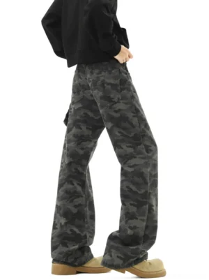 Men's dark grey camouflage wide-leg street jeans rear three-quarter view showing relaxed hips, oversized straight leg and long stacked hem