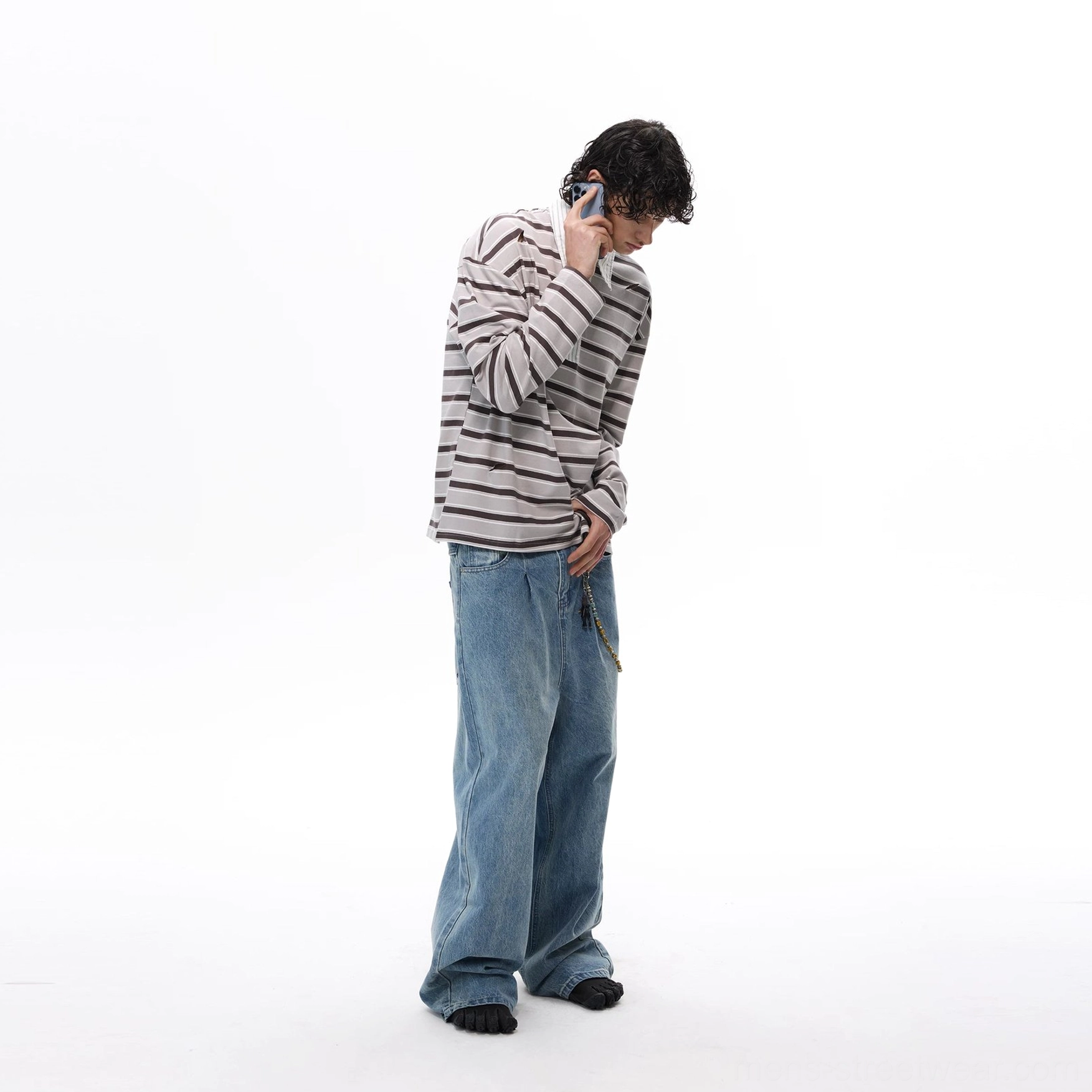 Two-tone striped rugby polo shirt with oversized Korean streetwear fit, contrast collar, long sleeves, and retro collegiate styling