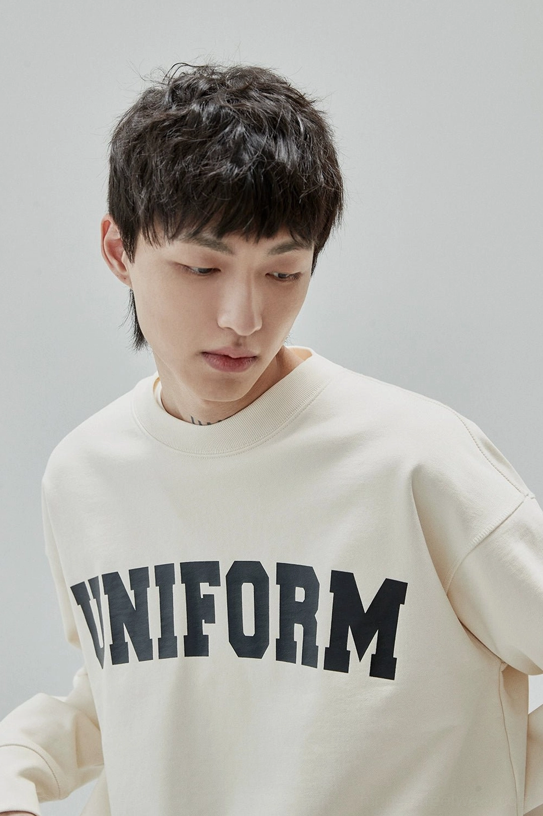 Versatile men's crewneck sweatshirt with vintage graphic detail and comfortable cotton construction