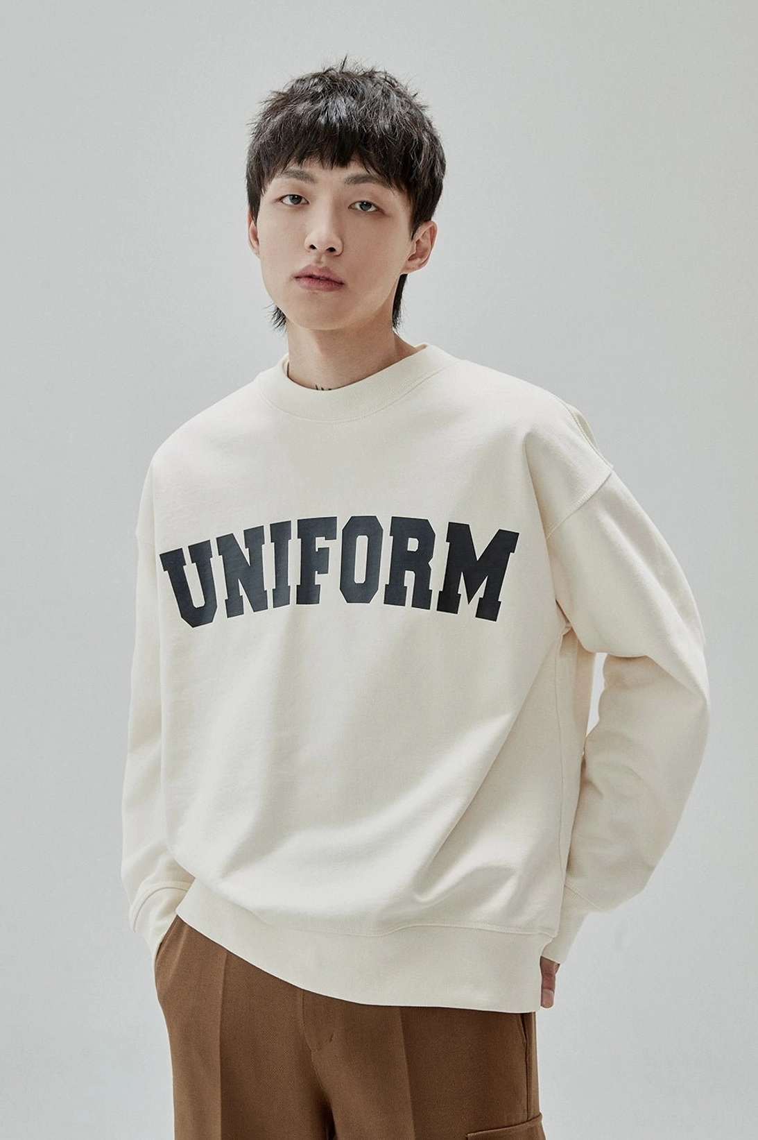 Vintage mood UNIFORM sweatshirt with modern dropped shoulder cut and ribbed finishes