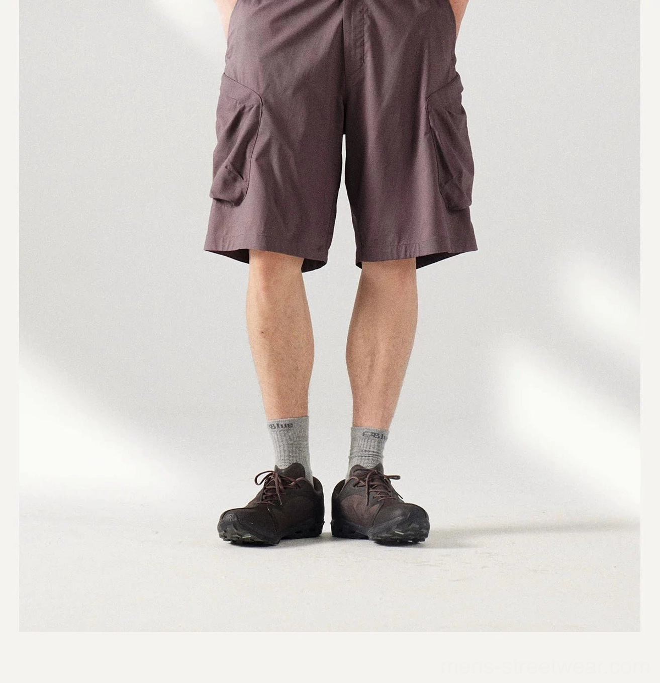 Men's water-repellent cargo shorts for light rain and outdoor movement, featuring breathable fabric and a contemporary loose silhouette
