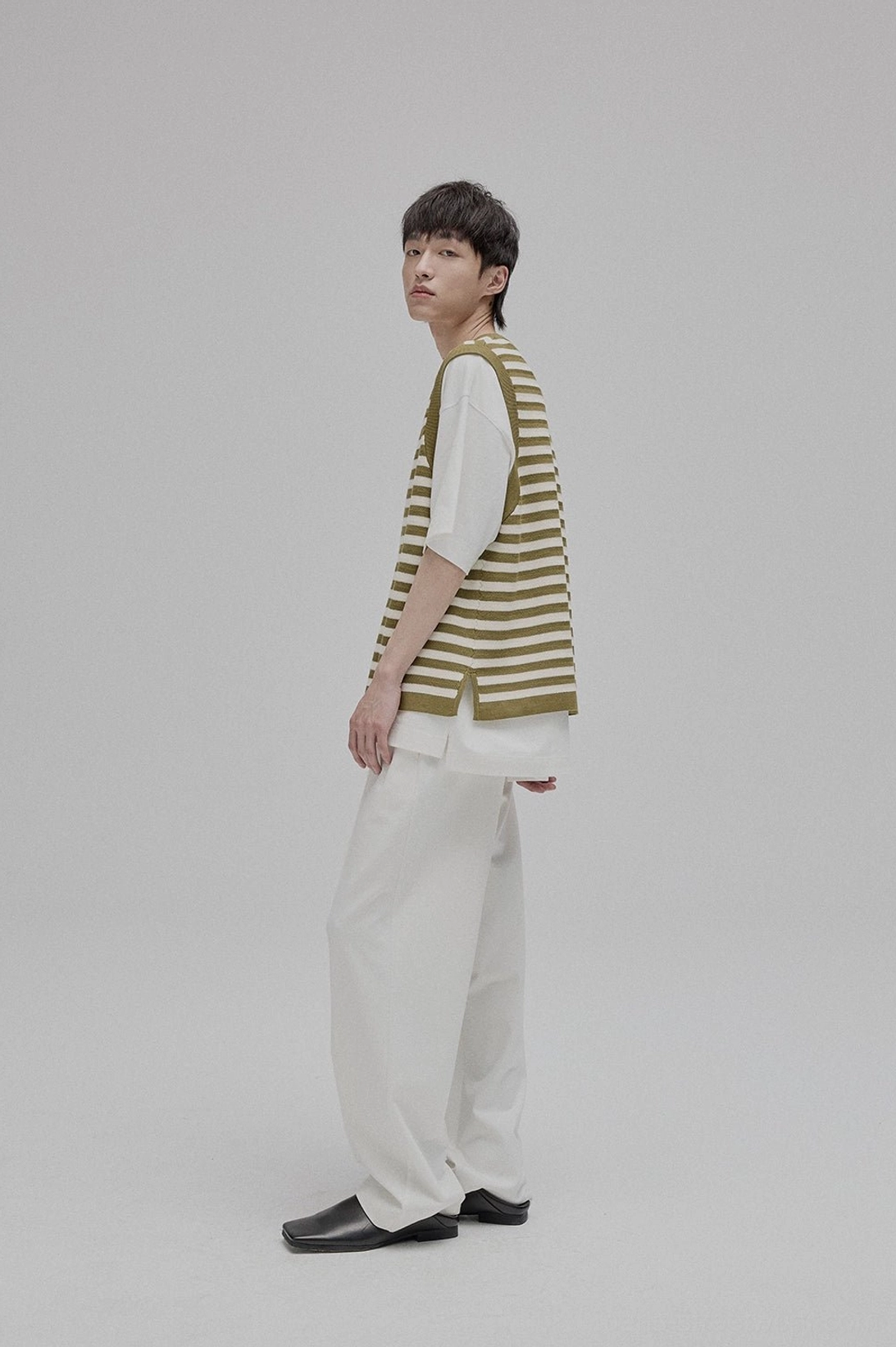 Male model wearing white lace-up straight leg shorts casual streetwear daily wear styling
