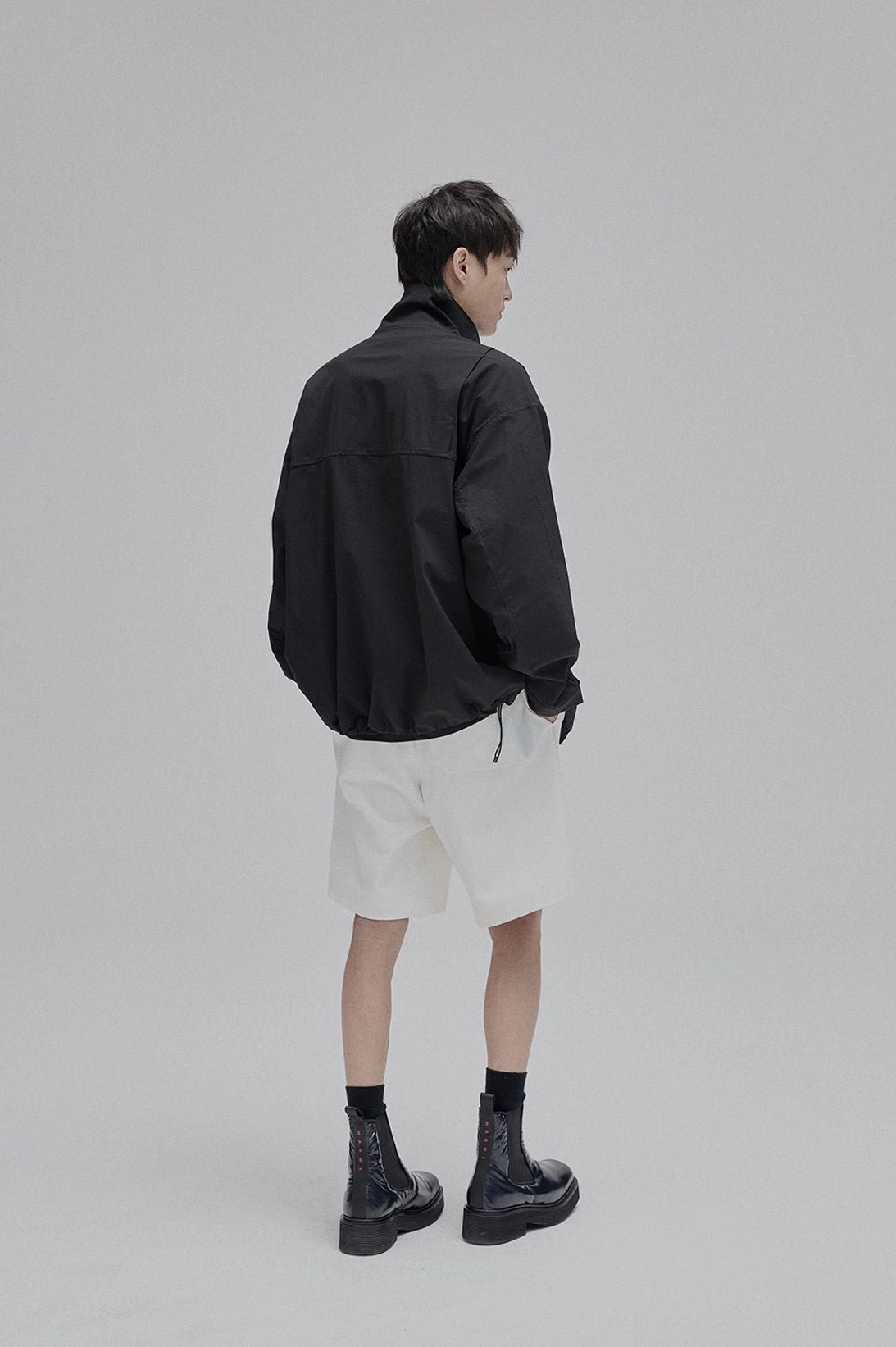 White lace-up straight leg casual shorts worn styling layered streetwear casual outfit combinations