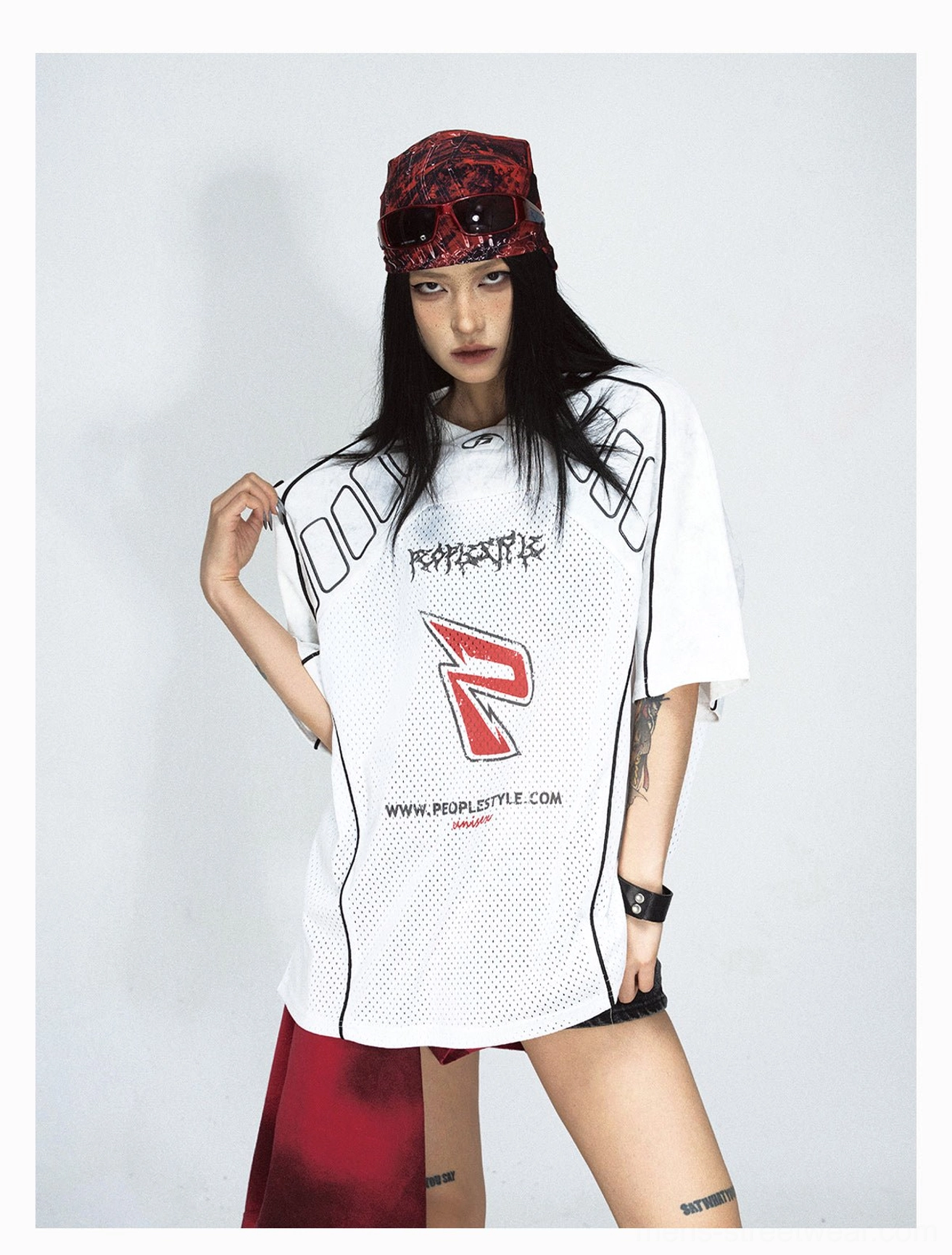 White oversized mesh logo jersey T-shirt with red P-shaped graphic, graffiti print, black shoulder piping, and Y2K Korean streetwear styling
